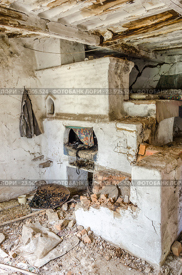 Разваливающаяся печь в деревенской заброшенной хате. Стоковое фото, фотограф Светогор Александр Романович / Фотобанк Лори
