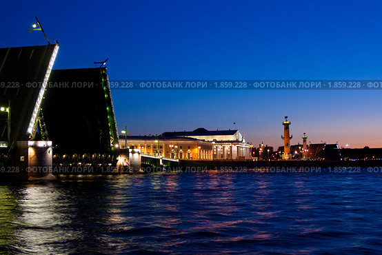 Развод мостов в Санкт-Петербурге, белые ночи (2010 год). Редакционное фото, фотограф Алексей Ширманов / Фотобанк Лори