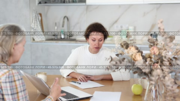 Real estate insurance agent advises a woman apartment owner. Стоковое видео, видеограф Яков Филимонов / Фотобанк Лори
