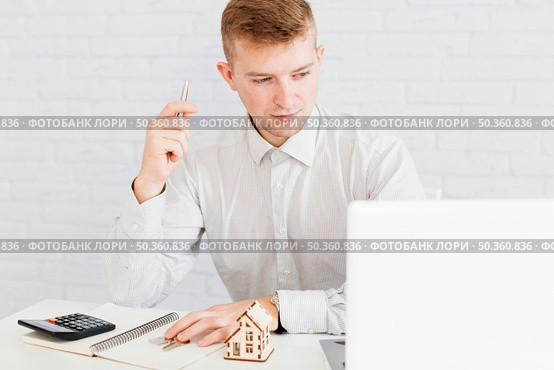 realtor man sitting office. Стоковое фото, агентство Ingram Publishing / Фотобанк Лори