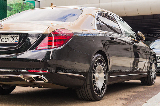Rear view of Maybach Mercedes S 650 4matic S-Class parked on street. Luxury sedan with two-tone body paint (2021 год). Редакционное фото, фотограф Константин Григорьев / Фотобанк Лори