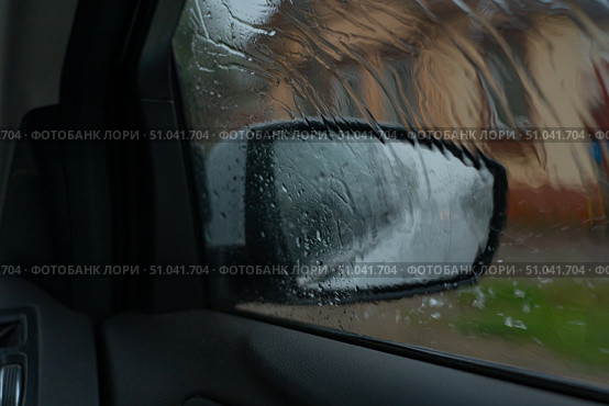 Rearview mirror of a dark gray SUV in rainy weather, drops of water. Стоковое фото, фотограф ~✿Eлена Челышева(Кочина)✿~ / Фотобанк Лори