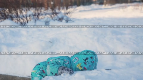 Ребёнок изучает снег в зимнем парке (2021 год). Стоковое видео, видеограф Михаил Князев / Фотобанк Лори