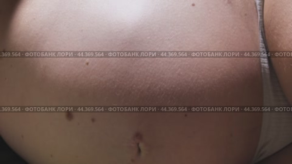 Ребенок шевелится в животе будущей мамы. Крупный план ребенка, двигающегося и пинающегося в животе. Стоковое видео, видеограф Воловодов Владимир / Фотобанк Лори