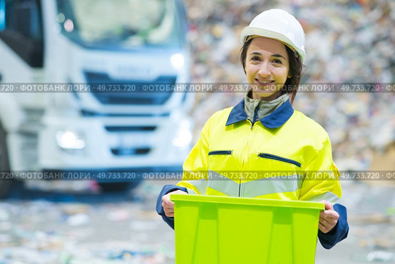 recycling factory site worker smiling. Стоковое фото, агентство Ingram Publishing / Фотобанк Лори