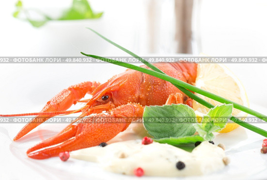 Red boiled crayfish with sauce and herbs. Стоковое фото, агентство Ingram Publishing / Фотобанк Лори