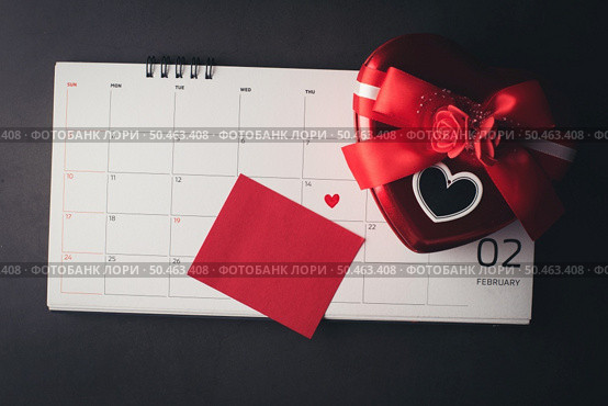 Red Heart in February 14 on the calendar with Heart shaped gift box and blank note card,  Valentine’s day concept. Стоковое фото, агентство Ingram Publishing / Фотобанк Лори