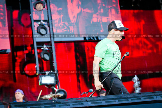 Red Hot Chili Peppers. Энтони Кидис (Anthony Kiedis) в футболке с надписью "pussy riot" (2012 год). Редакционное фото, фотограф Ольга Визави / Фотобанк Лори