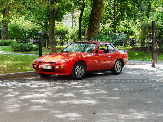 Red sports car Porsche 924, front side view. Редакционное фото, фотограф Константин Григорьев / Фотобанк Лори