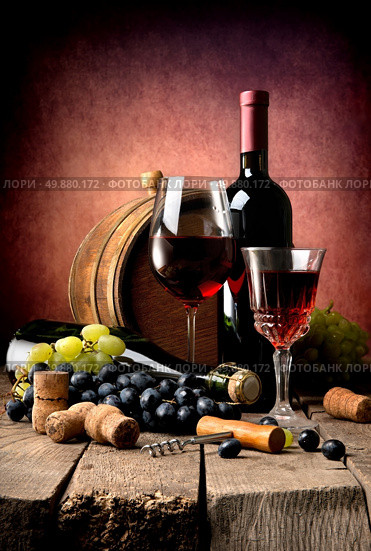 Red wine with grape and wooden cask on a wooden table. Стоковое фото, агентство Ingram Publishing / Фотобанк Лори