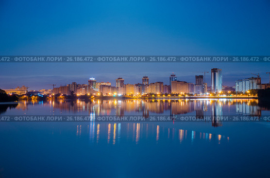 Reflection of the night city on the water surface (2016 год). Стоковое фото, фотограф Сергей Ляшенко / Фотобанк Лори
