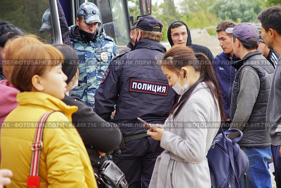 Рейд против нелегальной миграции на мусорном полигоне.9 сентября 2021.Москва, Россия. Редакционное фото, фотограф Артём Соболев / Фотобанк Лори