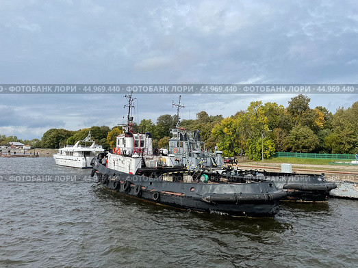 Рейдовые буксиры проекта 04985, РБ-98, РБ-327. Катер "Буревестник". Петровская пристань, Санкт-Петербург, город Кронштадт, Россия. Редакционное фото, фотограф Щеголева Ольга / Фотобанк Лори