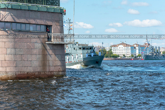 Рейдовый тральщик "РТ-57" проекта 10750 проходит под Литейным мостом. Санкт-Петербург (2019 год). Редакционное фото, фотограф Александр Щепин / Фотобанк Лори