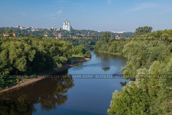 Река Днепр в Смоленске солнечным июльским утром (2024 год). Стоковое фото, фотограф Виктор Карасев / Фотобанк Лори