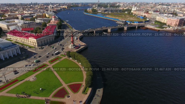 Река Малая Нева с Биржевым мостом и Стрелкой Васильевского острова, вид с высоты полета. Санкт-Петербург (2016 год). Стоковое видео, видеограф Кекяляйнен Андрей / Фотобанк Лори