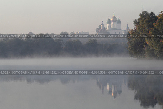 Река Москва и Коломенский кремль утром в туман (2014 год). Стоковое фото, фотограф Дмитрий Неумоин / Фотобанк Лори