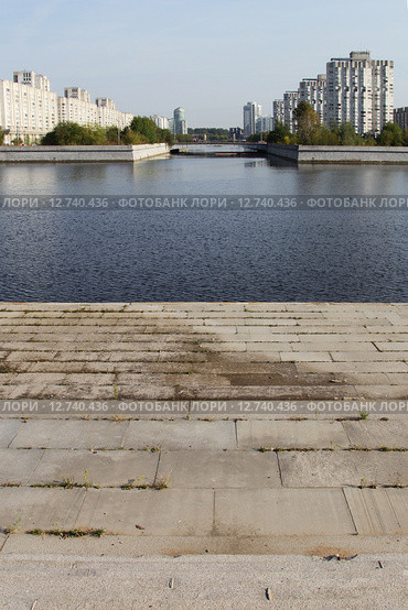 Река Смоленка. Мост Кораблестроителей. Васильевский остров. Санкт-Петербург (2015 год). Стоковое фото, фотограф Анна Зеленская / Фотобанк Лори