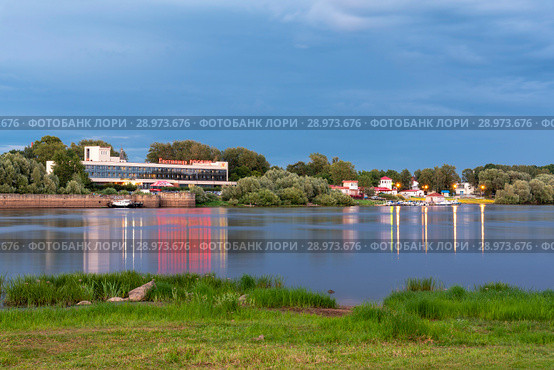 Река Волхов. Гостиница "Россия". Великий Новгород (2018 год). Редакционное фото, фотограф Александр Щепин / Фотобанк Лори