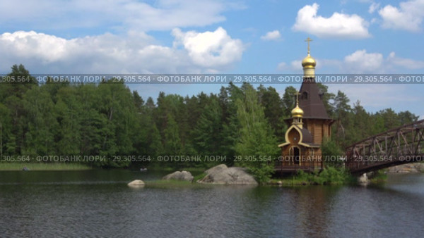 Река Вуокса и церковь Андрея Первозванного июньским днем. Ленинградская область, Россия (2018 год). Стоковое видео, видеограф Виктор Карасев / Фотобанк Лори