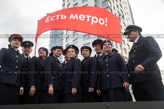 Реконструкторы в одежде сотрудников метро 1935 года у станции "Сокольники", где проходит историческая реконструкция открытия метро в рамках празднования 90-летия Московского метрополитена в городе Москве, Россия. Редакционное фото, фотограф Николай Винокуров / Фотобанк Лори