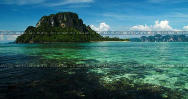Relaxing views of lush islands and a tropical sea lagoon with crystal-clear water. Расслабляющий вид на зелёные острова и морскую лагуну с чистой водой в тропиках. Стоковое видео, видеограф Валерий Тесаков / Фотобанк Лори