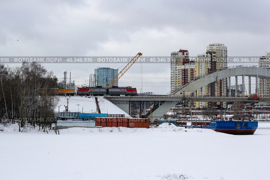 Ремонтный состав въезжающий на железнодорожный мост. Химки, Московская область (2023 год). Редакционное фото, фотограф Фадеева Татьяна / Фотобанк Лори