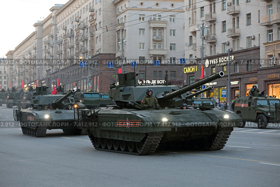 Репетиция парада в честь Дня Победы в Москве. Сбор военной техники на Тверской улице для прохождения по Красной площади. Т-14 (Объект 148) - перспективный российский основной танк на гусеничной платформе "Армата" (2015 год). Редакционное фото, фотограф Игорь Долгов / Фотобанк Лори