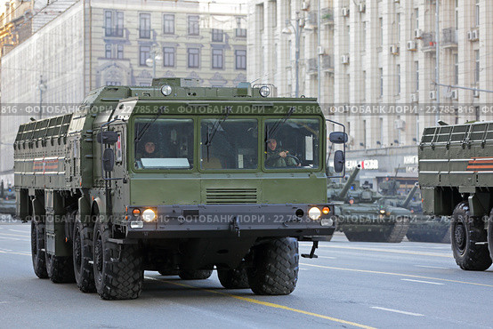 Репетиция парада в честь Дня Победы в Москве. Сбор военной техники на Тверской улице для прохождения по Красной площади. Оперативно-тактический ракетный комплекс 9К720 "Искандер" (2016 год). Редакционное фото, фотограф Игорь Долгов / Фотобанк Лори