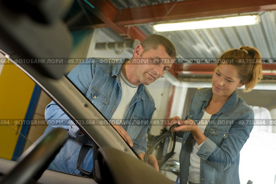 replacing les windshield. Стоковое фото, агентство Ingram Publishing / Фотобанк Лори