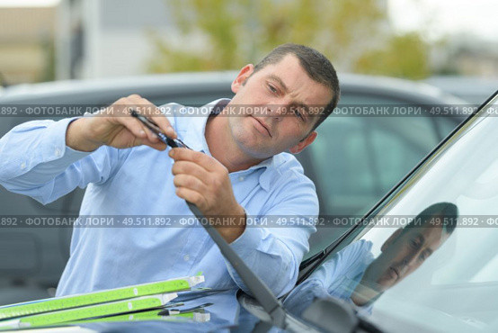 replacing the wipers of the car. Стоковое фото, агентство Ingram Publishing / Фотобанк Лори