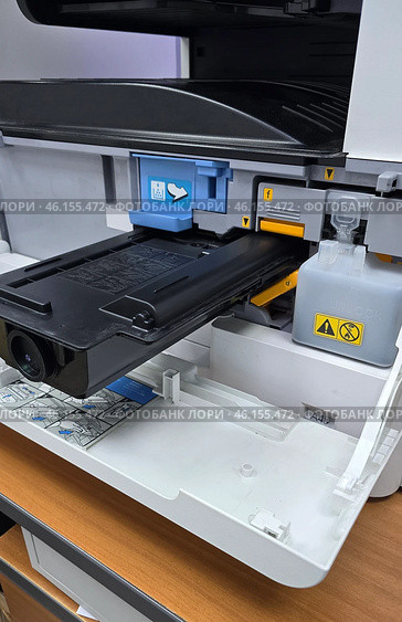 Replacing toner cartridge in modern multifunction printer, troubleshooting and maintenance. Стоковое фото, фотограф Юрий Поздников / Фотобанк Лори