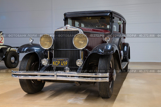 Реплика автомобиля Bentley 8 Litre (Bentley 8L) в музее ретроавтомобилей. Вид спереди. Торгово-развлекательный комплекс "Лето". Санкт-Петербург (2023 год). Редакционное фото, фотограф Виктор Карасев / Фотобанк Лори