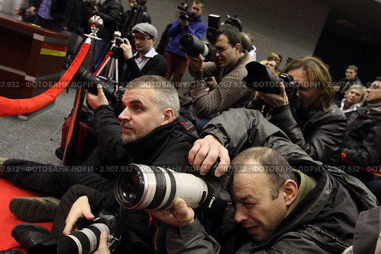 Репортёры на встрече боксёров Дениса Лебедева и Джеймса Тони (2011 год). Редакционное фото, фотограф Дмитрий Неумоин / Фотобанк Лори