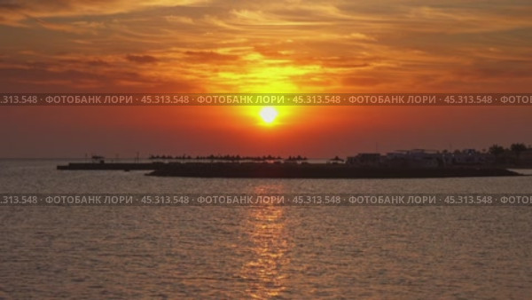 Resort beach with parasol and sea sunrise. Стоковое видео, видеограф Михаил Коханчиков / Фотобанк Лори