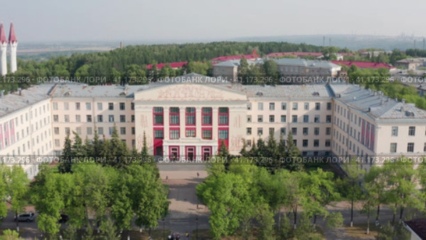 Республика Башкортостан, город Уфа летом: главный корпус Уфимского государственного нефтяного технического университета (УГНТУ). Вид с воздуха. Republic of Bashkortostan, Ufa city in summer: the main building of the Ufa State Petroleum Technical University (USNTU). Aerial view. (2023 год). Стоковое видео, видеограф Евгений Романов / Фотобанк Лори