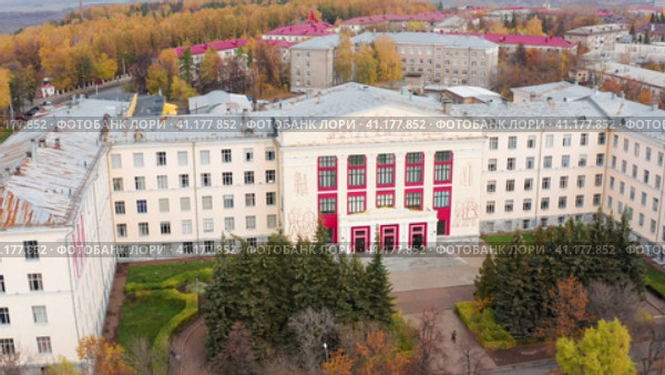 Республика Башкортостан, город Уфа осенью: главный корпус Уфимского государственного нефтяного технического университета (УГНТУ). Вид с воздуха. Republic of Bashkortostan, Ufa city in autumn: the main building of the Ufa State Petroleum Technical University (USNTU). Aerial view. Стоковое видео, видеограф Евгений Романов / Фотобанк Лори