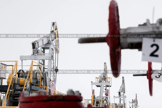 Республика Татарстан. Нефтяные станки-качалки и вентиль кустовой насосной станции. Стоковое фото, фотограф Егор Алеев / ТАСС / Фотобанк Лори