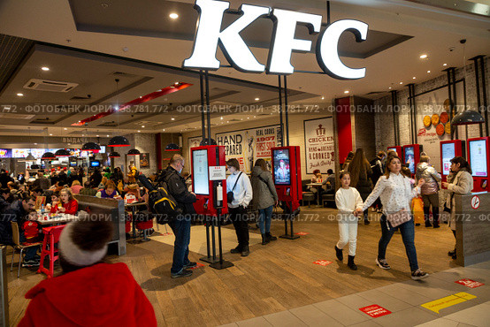 Ресторан быстрого питания KFC в торговом центре МЕГА в городе Химки Московской области, Россия (2022 год). Редакционное фото, фотограф Николай Винокуров / Фотобанк Лори