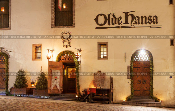 Ресторан Olde Hansa. Ночной вид. Старый город. Таллин. Эстония (2017 год). Редакционное фото, фотограф Сергей Афанасьев / Фотобанк Лори