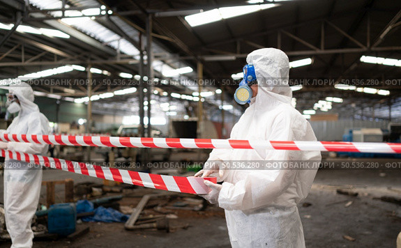 Restricted area, officials employ white and red stripes to block the area where a chemical leak is occurring. To prevent individuals from coming into contact with potentially dangerous chemicals, Стоковое фото, агентство Ingram Publishing / Фотобанк Лори