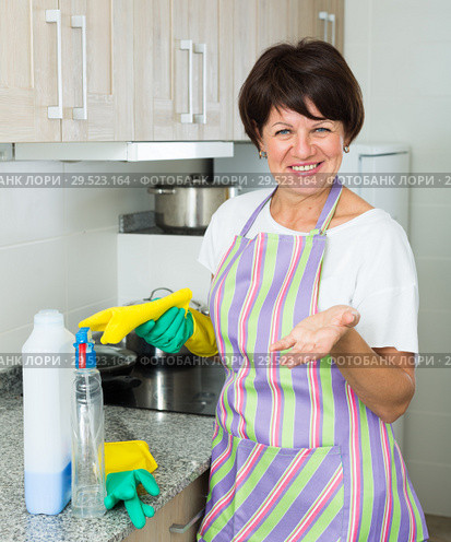 retiree woman cleaning home. Стоковое фото, фотограф Яков Филимонов / Фотобанк Лори
