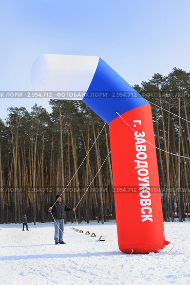 Ретивый город Заводоуковск и мужчина с поводьями (2011 год). Редакционное фото, фотограф Анатолий Матвейчук / Фотобанк Лори
