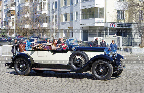 Ретро-автомобиль Packard 443 Custom Eight Roadster. Автобаттл «Ревущие 20-е». Екатеринбург, площадь 1905 года. (2019 год). Редакционное фото, фотограф Алексей Иванов / Фотобанк Лори