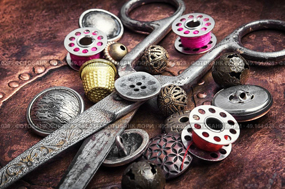 Retro buttons and threads. Collection of colourful sewing retro buttons and threads. Стоковое фото, агентство Ingram Publishing / Фотобанк Лори