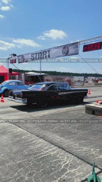Retro cars in the pit lane. Start of the 1/8 mile race. Редакционное видео, видеограф Sergey Kohl / Фотобанк Лори