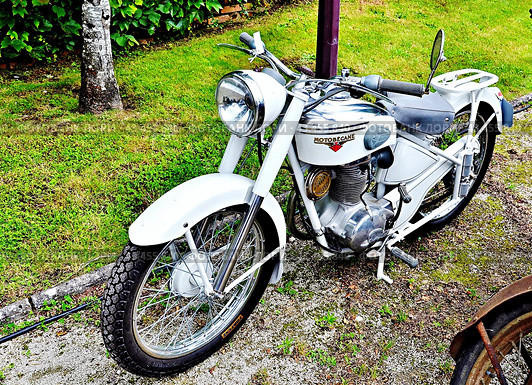 Ретро мотоцикл белого цвета 4-тактный  1954 г фирмы Motobecane  на ретро-выставке в провинции Франции (2016) Редакционное фото, фотограф Вера Смолянинова / Фотобанк Лори