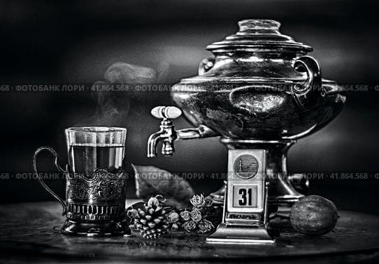 Ретро новогодний натюрморт. Самовар, граненый стакан с чаем, старый календарь, 31 декабря. Стоковое фото, фотограф Оксана / Фотобанк Лори