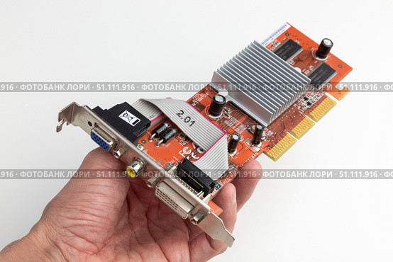 Ретро видеокарта AGP на чипе ATI Radeon 9250. Редакционное фото, фотограф Станислав Кноп / Фотобанк Лори