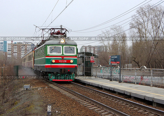 Ретроэлектровоз ЧС2-216 с туристическим ретропоездом "Вечерний Екатеринбург", о.п. Синие Камни, перегон Путёвка - Аппаратная, Свердловская область. Редакционное фото, фотограф Алексей Иванов / Фотобанк Лори